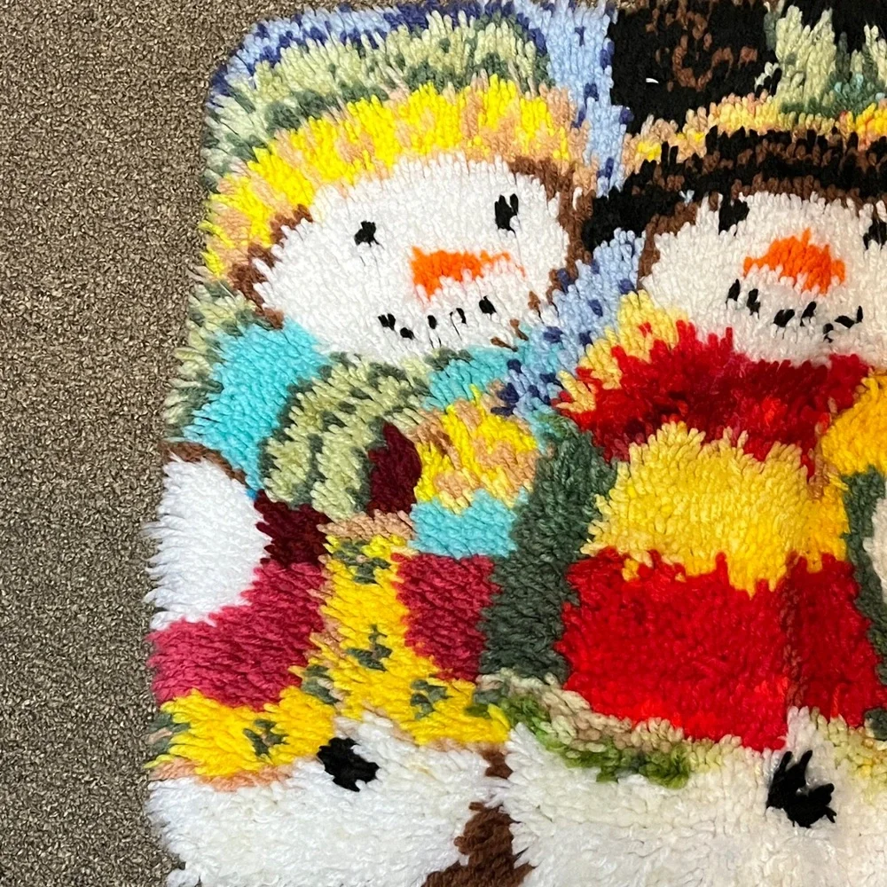 Vintage 1980s Latch Hook Snowman Pals Handmade Winter Festival Wall Hanging Rug - Picture 4 of 6